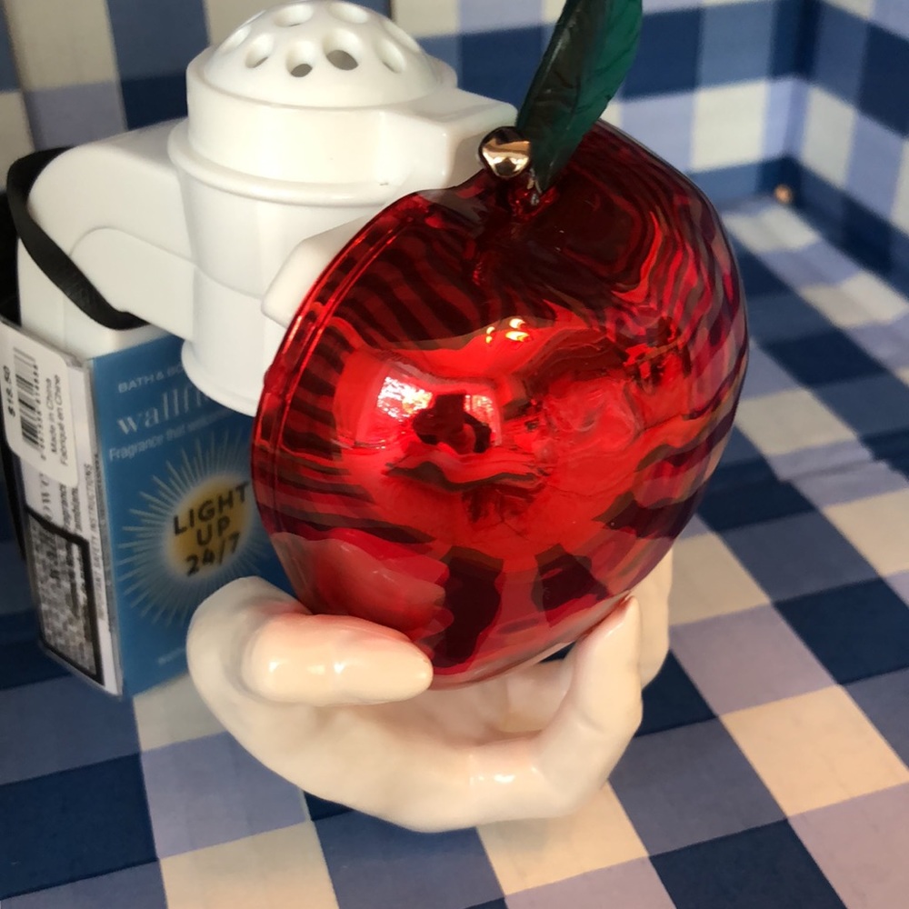 RETIRED Bath & Bodywork’s Forbidden Apple Wallflower Nightlight Halloween 2022 - Picture 4 of 7